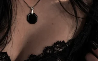 Ciondolo Specchio Nero in Ossidiana: Proprietà, Usi e Protezione Energetica
